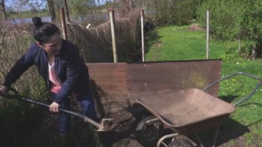 Kadın toprak el arabası içinde koydu.