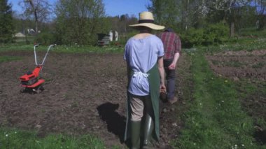 Erkek ve kadın toprak işleme