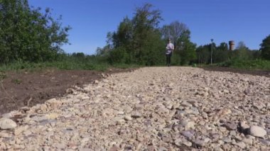 Park yolu üzerinde çalışan kadın