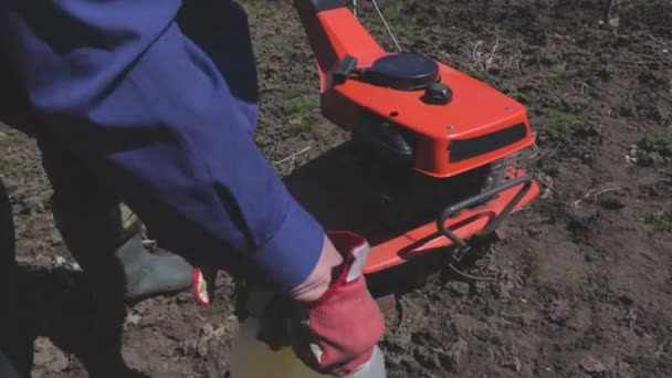 Homem Enche Combustível Cultivador — Vídeo de Stock