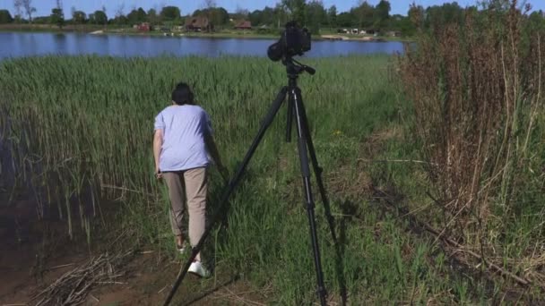 Женщина Фотографирует Возле Озера — стоковое видео