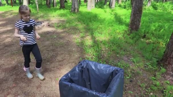 Menina Joga Lixo Parque Recipiente — Vídeo de Stock