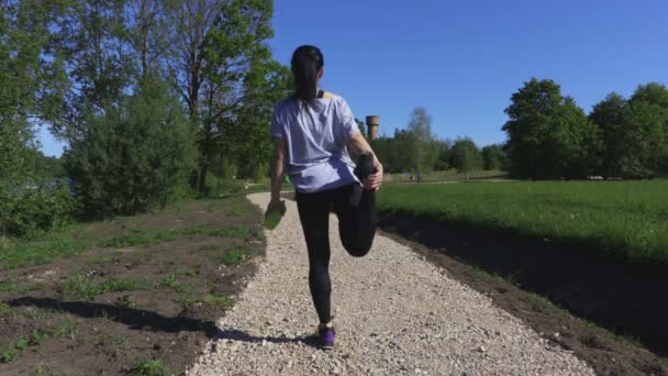 Wanita Pemanasan Sebelum Berlari — Stok Video