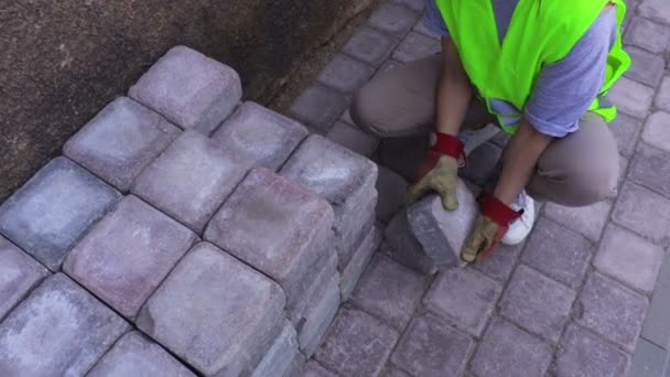 Mujer Constructora Cerca Ladrillos Aire Libre — Vídeos de Stock