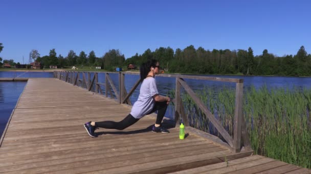Femeia Face Exerciții Fizice Pentru Picioare Lângă Lac Timpul Verii — Videoclip de stoc