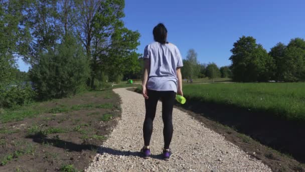 Žena Která Dělá Sit Ups Před Spuštěním — Stock video