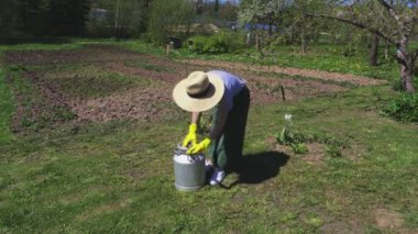 Bahçe içinde metalik bin kadınla