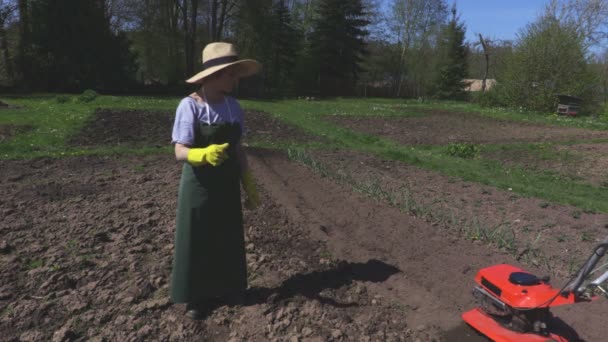 女性に見えるどのように人間育成の土壌 — ストック動画