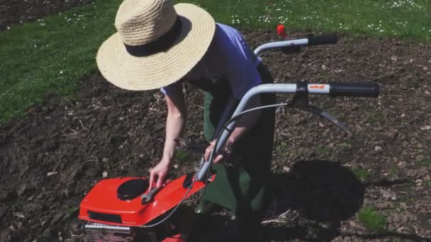 Mulher Verificar Cultivador Dia Verão — Vídeo de Stock