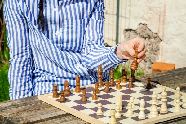 Mujer Jugando Ajedrez Aire Libre — Foto de Stock