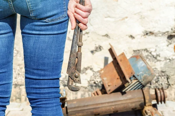 Slotenmaker Van Vrouw Buurt Van Oude Elektromotor — Stockfoto