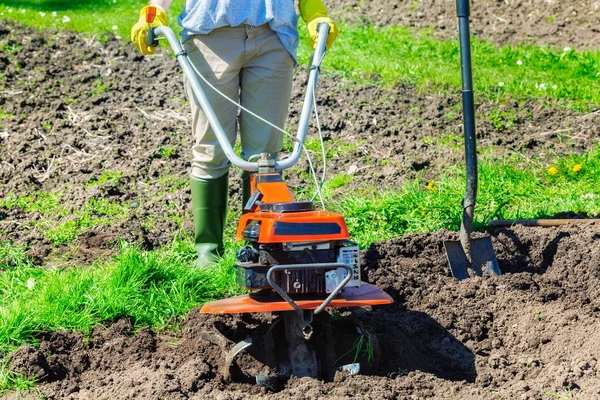 Alanda kadın iterek Kültivatör