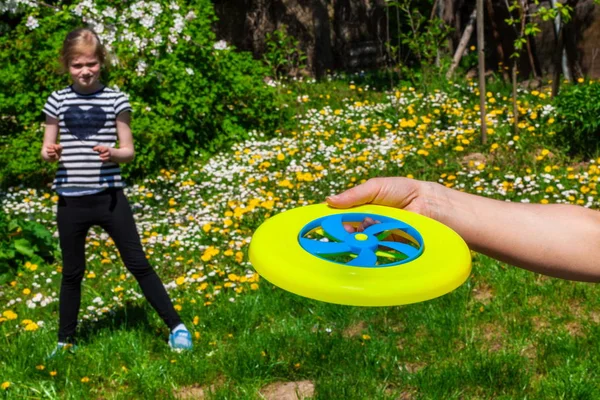Mano Con Disco Frisbee — Foto Stock