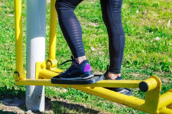 Femme Utilisant Une Machine Entraînement Pas Pas Extérieur — Photo