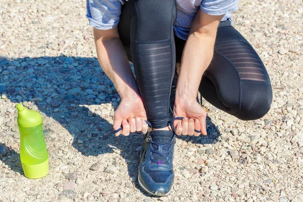 Kadınlar Dantel Kadar Spor Ayakkabı — Stok fotoğraf