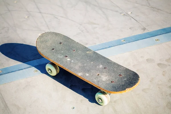 Altes Skateboard Auf Rampe — Stockfoto