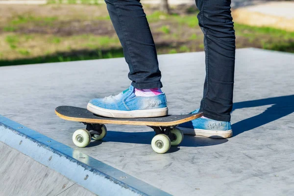 Dívka Školení Skateboard Rampě — Stock fotografie