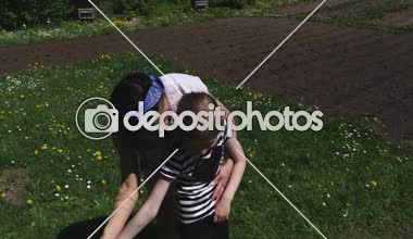 Anne ve kızı frizbi disk ile