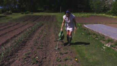 Sarımsak yaz gün sulama kadın