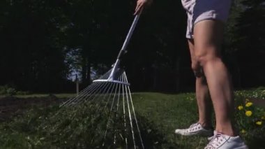 Yeşil çim çimen arka üzerinde komisyon aracıyla yan yatan kadın