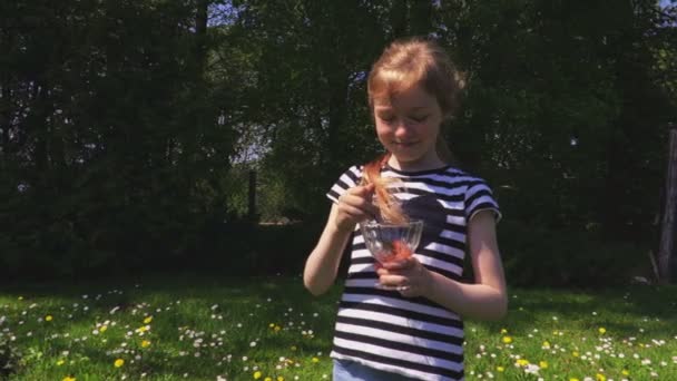 Niña Comiendo Postre Aire Libre — Vídeo de stock