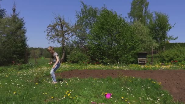 Kleines Mädchen Sammelt Blumen Auf Der Wiese — Stockvideo