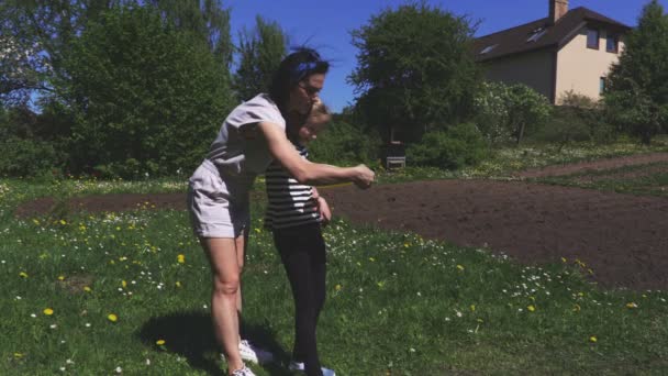 Mãe Ensina Filha Jogando Frisbee — Vídeo de Stock