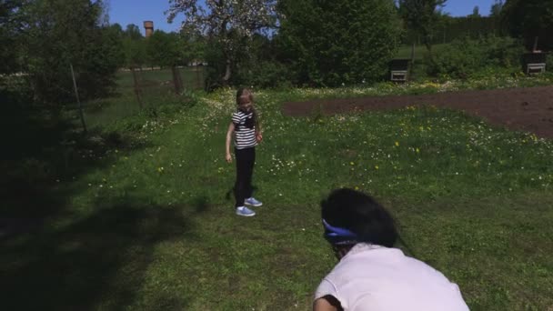 Familia Jugando Disco Volador Juego — Vídeo de stock