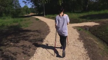 Polonyalılar yoldaki parkta yürüyüşü ile kadın uzun yürüyüşe çıkan kimse