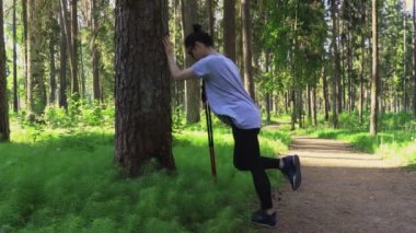 Kadın hiker Nordic walking önce ısınmak