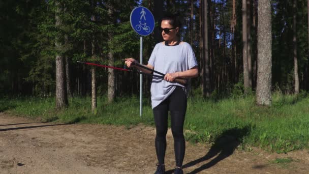 Vrouw Wandelaar Vaststelling Van Nordic Walking Stokken Buurt Van Trail — Stockvideo