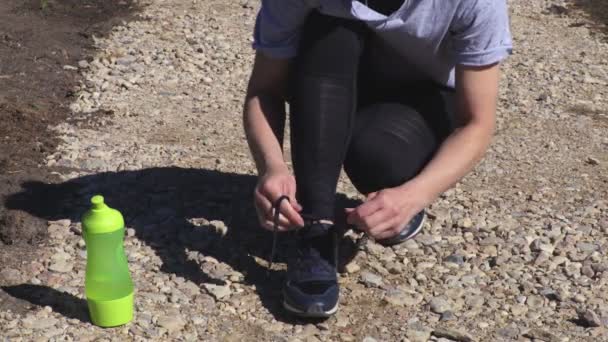 女人在小路上花边运动鞋 — 图库视频影像