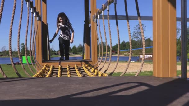 Menina Atravessando Curso Obstáculo — Vídeo de Stock