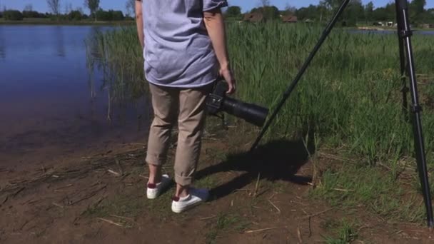 Mujer Tomando Fotos Aire Libre — Vídeo de stock