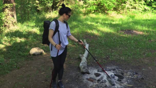Mujer Excursionista Chequeando Campamento Chimenea — Vídeos de Stock