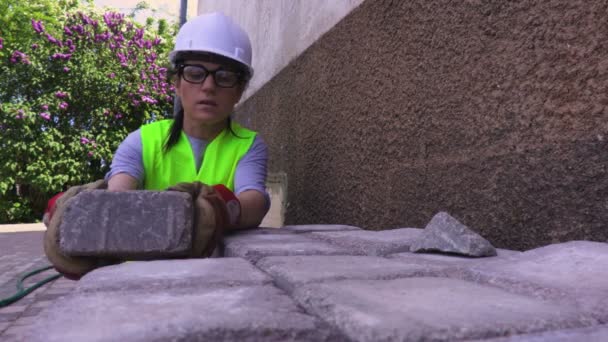 Mujer Constructora Clasificando Ladrillos Cerca Casa — Vídeos de Stock