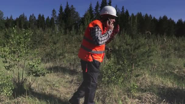 伐木工人在森林里谈论智能手机 — 图库视频影像