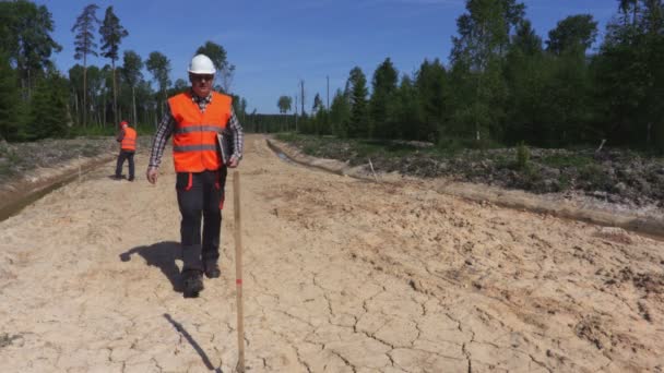 Engenheiros Verificando Nível Estrada — Vídeo de Stock