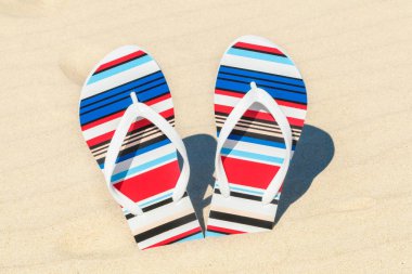 Kum deniz kenarında Flip flop