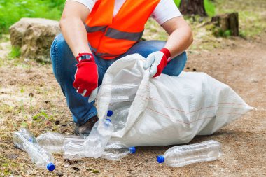 Plastik şişe toplama işçisi