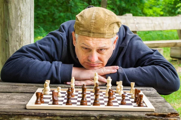 Hommes Jouant Aux Échecs Dans Parc Sur Banc — Photo