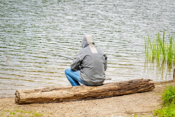 Uomo Pesca Sul Lago — Foto Stock