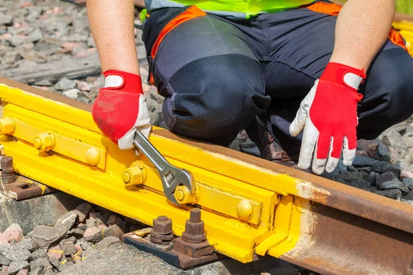 Arbeiter Mit Verstellbarem Schraubenschlüssel Fixiert Mutter Auf Bahngleis — Stockfoto