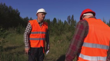 Öfkeli orman bekçisi logger ile konuşmak