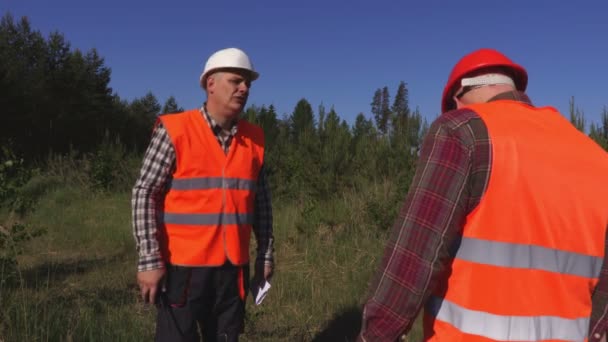 Arga Skog Keeper Talar Med Logger — Stockvideo
