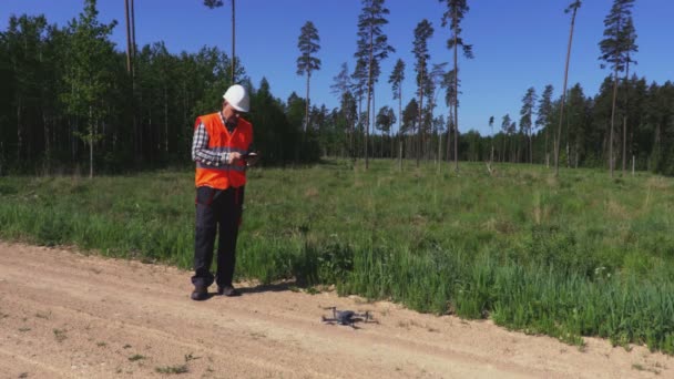 Φύλακας Του Δάσους Απογειωθεί Drone Στο Δάσος — Αρχείο Βίντεο