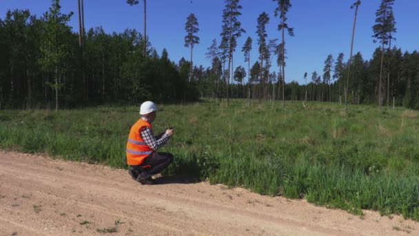 Guardián Del Bosque Aterrizando Dron Carretera Forestal — Vídeo de stock