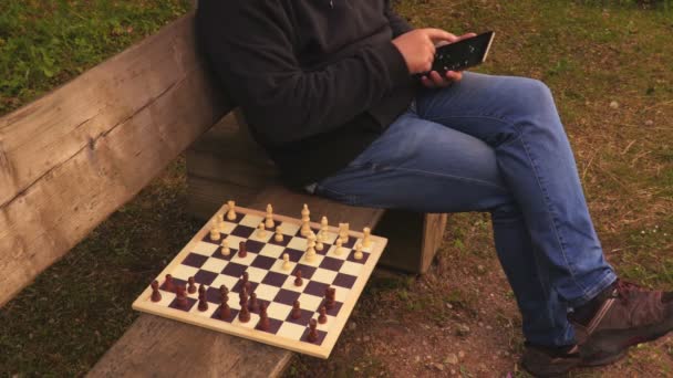 Mann Entspannt Sich Bei Schach Auf Bank Park — Stockvideo