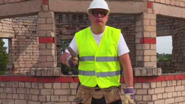 Angry Construction Worker Talking Showing Thumb — Stock Video
