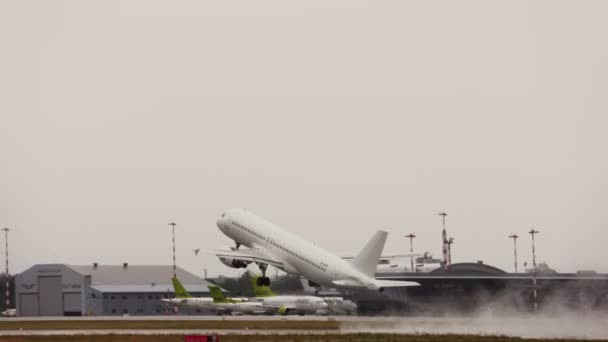 旅客機が滑走路に離陸します — ストック動画